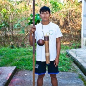 Indigene Waorani montrant sa sarbacane. Amerindien. Equateur. Yasuni.