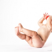 Bebe avec une balle rouge. Portrait.