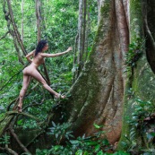 Jeune femme nue dans la foret tropicale amazonienne. Guyane. Nu artistique. Sentier de Lamirande. Matoury.