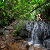 Jeune femme nue dans la foret tropicale amazonienne. Guyane. Nu artistique. Sentier de Lamirande. Matoury. Chute d'eau. Cascade.