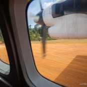 Arrivee a Saul en Guyane francaise. En avion, vue aerienne depuis l'avion. Piste d'atterissage au milieu de la foret tropicale (foret amazonienne). Liaison aerienne.