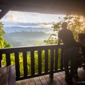 Saül au petit matin (lever du soleil) depuis le belvedere. Brume. Vue sur le village au coeur de la Guyane, en foret tropicale amazonienne.  Parc amazonien de Guyane.