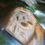 Randonnee a Saül en foret tropicale amazonienne. Riviere. Crique. Sentier Roche bateau.   Parc amazonien de Guyane. Polissoirs amerindiens. Utilises pour affuter des lames, polir...