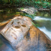 Randonnee a Saul en foret tropicale amazonienne. Riviere. Crique. Sentier Roche bateau.   Parc amazonien de Guyane. Polissoirs amerindiens. Utilises pour affuter des lames, polir...