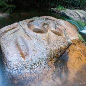 Randonnee a Saul en foret tropicale amazonienne. Riviere. Crique. Sentier Roche bateau.   Parc amazonien de Guyane. Polissoirs amerindiens. Utilises pour affuter des lames, polir...