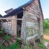 Maison abandonnee a Saul en Guyane. Facade en bois.