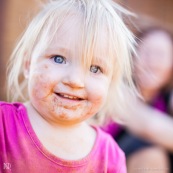 Petite fille avec le visage sale.