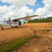 Aerodrome aeroport de Saul en Guyane. Avion debarquant les passagers. Piste. Au milieu de la foret. Village  au coeur de la Guyane. Air Guyane.