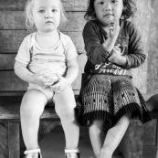 Petite fillle blonde aux yeux bleus a cote d'une petite fille hmong brune aux yeux  marrons.