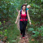 Randonnee a Saul en foret tropicale amazonienne. Maman et son bebe sur le dos. En famille.  Parc amazonien de Guyane.