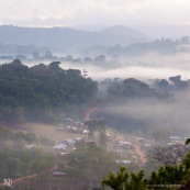 Saul au petit matin (lever du soleil) depuis le belvedere. Brume. Vue sur le village au coeur de la Guyane, en foret tropicale amazonienne.  Parc amazonien de Guyane.