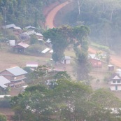 Saul au petit matin (lever du soleil) depuis le belvedere. Brume. Vue sur le village au coeur de la Guyane, en foret tropicale amazonienne.  Parc amazonien de Guyane.
