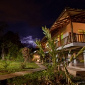 Station de recherche scientifique Yasuni, au sein du parc national Yasuni (Yasuni Research station). De nuit, avec la lune. Bassin amazonien en Equateur. La station dépend de la PUCE (Pontificia Universidad Catolica Del Ecuador).