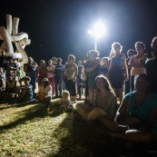 Guyane. Mouvement social le 29 mars 2017. Sur un barrage, grande fête la nuit. Barrage du rond-point de Suzini à Rémire Montjoly, ile de Cayenne. Les camions bloquent le rond-point. Au centre : chapiteaux, groupes de musiques, danse... Ambiance très conviviale.
