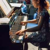 Spectacle a l'encre pour les enfants handicapes. Association EMEGA. Salle de spectacle. Danse. trisomie. Fauteuil roulant. Clown. Musique. Discours. Enfants et jeunes en situation de handicap.  Fauteuils roulants.