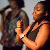 Spectacle a l'encre pour les enfants handicapes. Association EMEGA. Salle de spectacle. Danse. trisomie. Fauteuil roulant. Clown. Musique. Discours. Enfants et jeunes en situation de handicap.  Fauteuils roulants.