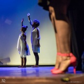 Spectacle a l'encre pour les enfants handicapes. Association EMEGA. Salle de spectacle. Danse. trisomie. Fauteuil roulant. Clown. Musique. Discours. Enfants et jeunes en situation de handicap.  Fauteuils roulants.