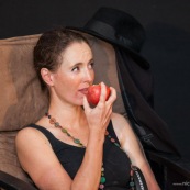 Theatre en Guyane. Compagnie de theatre guyanaise. Spectacle. Deguisement. Compagnie Barjots et Sur les Rives.