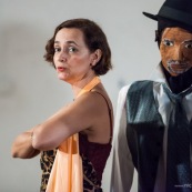 Theatre en Guyane. Compagnie de theatre guyanaise. Spectacle. Deguisement. Compagnie Barjots et Sur les Rives.