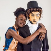 Theatre en Guyane. Compagnie de theatre guyanaise. Spectacle. Deguisement. Compagnie Barjots et Sur les Rives.