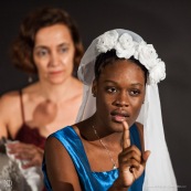 Theatre en Guyane. Compagnie de theatre guyanaise. Spectacle. Deguisement. Compagnie Barjots et Sur les Rives.