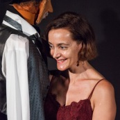 Theatre en Guyane. Compagnie de theatre guyanaise. Spectacle. Deguisement. Compagnie Barjots et Sur les Rives.