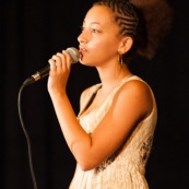 Theatre en Guyane. Compagnie de theatre guyanaise. Spectacle. Deguisement. Compagnie Barjots et Sur les Rives.