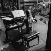 Spectacle a l'encre pour les enfants handicapes. Association EMEGA. Salle de spectacle. Danse. trisomie. Fauteuil roulant. Clown. Musique. Discours. Enfants et jeunes en situation de handicap.  Fauteuils roulants.