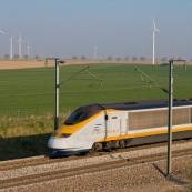 Passage d'un Eurostar devant un champ d'Èoliennes prËs de Arras (parc de Saint-LÈger). Ligne Lille Paris. 
Transport en commun, Ènergie renouvelable.

Eoliennes : 
Exploitant : Eurowatt.
ModËle : Gamesa. 
Parc de 7 Èoliennes, puissance totale de 9400 kW.