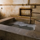 Evier. Bac avec de l'eau. Usine en Chine.