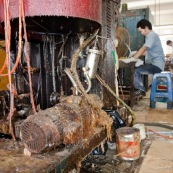 Usine chinoise de fabrication de roues en polyurethanes (pour valises, roues de skateboards, rollers...).
Chine, Shenzhen, usine du monde. Travail plus de 70 heures par semaine, a faible couts, pour utilisation des produits par les pays "riches", dans des conditions de travail Èpouvantables. Produits chimiques degoulinant a terre, machine non entretenues, ouvriers assis sur des tabourets empiles...