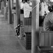 Usine chinoise de fabrication de chaussures. Ouvrieres a la chaine, couturieres sur machines a coudre. Chine, Shenzhen, usine du monde. Travail plus de 70 heures par semaine, a faible couts, pour utilisation des produits par les pays "riches". Prison.
