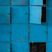 Usine chinoise de fabrication de pieces en metal (robinetterie, mais egalement pieces de motos).  Chine, Shenzhen, usine du monde. Travail plus de 70 heures par semaine, a faible couts, pour utilisation des produits par les pays "riches". Casiers de rangement des affaires des ouvriers en Chine.