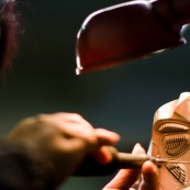 Usine chinoise de fabrication de moules d'injection de pieces plastiques. Ici un moule de protection pour sportif (protege genoux). Ouvriere en train d'effectuer la finition sur le moule, qui servira a injecter les pieces plastiques. Chine, Shenzhen, usine du monde. Travail plus de 70 heures par semaine, a faible couts, pour utilisation des produits par les pays "riches".