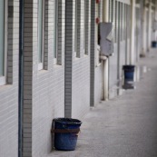 Dortoirs d'une usine chinoise de fabrication de chaussures.
Chaque dortoir d'environ 25 metres carres comporte 12 lits (superposes) pour les ouvriers de l'usine. Les ouvriers passent une quinzaine d'annee dans les usines en ville, en envoyant le peu d'argent qu'ils gagnent dans leurs familles (enfants, parents) restes dans les campagnes.