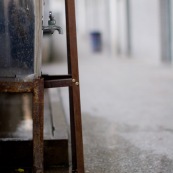 Dortoirs d'une usine chinoise de fabrication de chaussures.
Chaque dortoir d'environ 25 metres carres comporte 12 lits (superposes) pour les ouvriers de l'usine. Les ouvriers passent une quinzaine d'annee dans les usines en ville, en envoyant le peu d'argent qu'ils gagnent dans leurs familles (enfants, parents) restes dans les campagnes.

L'eau est disponible a l'exterieur des dortoirs uniquement par cette reserve et le robinet sur la photo.


 OuvriËres ‡ la chaÓne, couturiËres sur machines ‡ coudre. Chine, Shenzhen, usine du monde. Travail plus de 70 heures par semaine, ‡ faible co˚ts, pour utilisation des produits par les pays "riches".