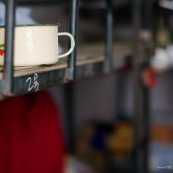 Dortoirs d'une usine chinoise de fabrication de chaussures.
Chaque dortoir d'environ 25 metres carres comporte 12 lits (superposes) pour les ouvriers de l'usine. Les ouvriers passent une quinzaine d'annee dans les usines en ville, en envoyant le peu d'argent qu'ils gagnent dans leurs familles (enfants, parents) restes dans les campagnes.

Le lit est l'unique zone privee des ouvriers, sur lesquels ils gardent le peu d'objets qu'ils possedent. La tasse pour boire le the est l'element incoutournable. Ici sur un des lits superposes.



 OuvriËres ‡ la chaÓne, couturiËres sur machines ‡ coudre. Chine, Shenzhen, usine du monde. Travail plus de 70 heures par semaine, ‡ faible co˚ts, pour utilisation des produits par les pays "riches".