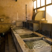 Eviers. Bacs avec de l'eau. Usine en Chine.