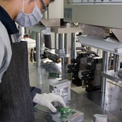 Process de moulage en cire perdue. Moulage acier. Piece de roller systeme de freinage diabolo. Usine a Taiwan (Asie Chine). L'operateur moule les pieces en cire.