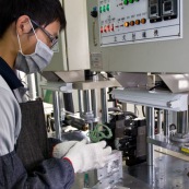 Process de moulage en cire perdue. Moulage acier. Piece de roller systeme de freinage diabolo. Usine a Taiwan (Asie Chine). L'operateur moule les pieces en cire.