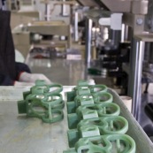 Process de moulage en cire perdue. Moulage acier. Piece de roller systeme de freinage diabolo. Usine a Taiwan (Asie Chine). L'operateur moule les pieces en cire.