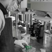 Process de moulage en cire perdue. Moulage acier. Piece de roller systeme de freinage diabolo. Usine a Taiwan (Asie Chine). L'operateur moule les pieces en cire.