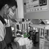 Process de moulage en cire perdue. Moulage acier. Piece de roller systeme de freinage diabolo. Usine a Taiwan (Asie Chine). L'operateur moule les pieces en cire.