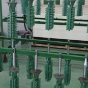 Process de moulage en cire perdue. Moulage acier. Usine a Taiwan (Asie Chine). Les pieces en cire sont aglomerees ensemble avant d'etre revetues de ceramique.