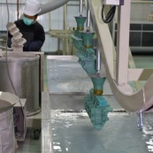 Process de moulage en cire perdue. Moulage acier. Usine a Taiwan (Asie Chine). Les pieces en cire sont aglomerees ensemble avant d'etre revetues de ceramique et nettoyees en passant dans differents bains.