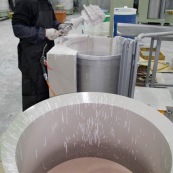 Process de moulage en cire perdue. Moulage acier. Usine a Taiwan (Asie Chine). Les pieces en cire sont aglomerees ensemble avant d'etre revetues de ceramique. Passage dans des pots vibrants permettant de revetetir les pieces en cire de poudre de ceramique.
