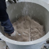 Process de moulage en cire perdue. Moulage acier. Usine a Taiwan (Asie Chine). Les pieces en cire sont aglomerees ensemble avant d'etre revetues de ceramique. Passage dans des pots vibrants permettant de revetetir les pieces en cire de poudre de ceramique.