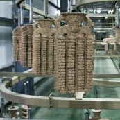 Process de moulage en cire perdue. Moulage acier. Usine a Taiwan (Asie Chine). Les pieces en cire sont aglomerees ensemble avant d'etre revetues de ceramique. Les pieces en cire ont ete revetues de ceramique et sont entreposees. Cela ressemble a des amphores.