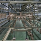 Process de moulage en cire perdue. Moulage acier. Usine a Taiwan (Asie Chine). Les pieces en cire sont aglomerees ensemble avant d'etre revetues de ceramique. Les pieces en cire ont ete revetues de ceramique et sont entreposees.