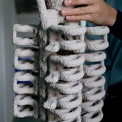 Process de moulage en cire perdue. Moulage acier. Usine a Taiwan (Asie Chine). Les pieces en cire sont aglomerees ensemble avant d'etre revetues de ceramique. Les pieces en cire ont ete revetues de ceramique et ont ete cuites. Cela constitue le moule perdu. Pieces de roller.